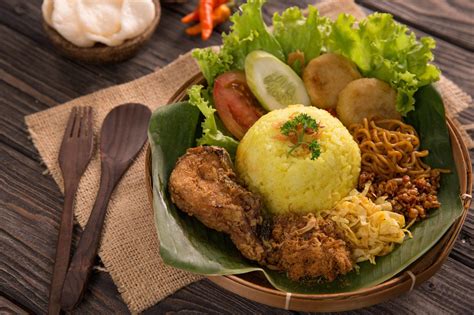 Sajikan nasi uduk kuning dengan berbagai lauk sesuai selera. Resep Nasi Kuning dan Ayam Goreng - Masak Apa Hari Ini?