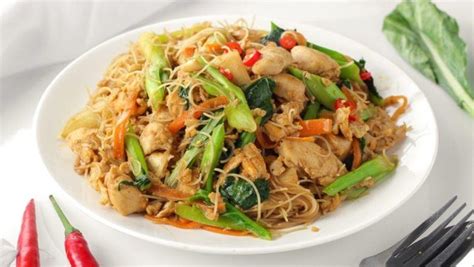 Setelah nasi ataupun mie, maka tibalah waktunya bihun goreng untuk bersinar. 5 Cara Membuat Bihun Goreng Spesial Aneka Bumbu, Nikmatnya ...