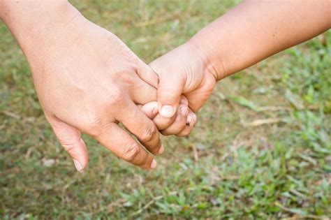 Padre Sosteniendo Una Mano De Su Hijo Foto Premium