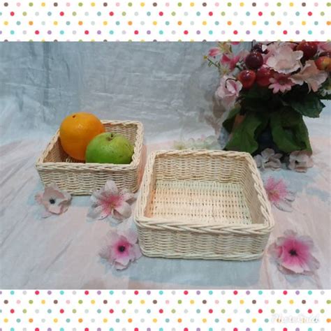 Jadi saat proses lamaran, roti buaya ikut dibawa sebagai hantaran atau seserahan oleh mampelai pria saat meminang wanita pujaan hatinya. K55S - Keranjang rotan kotak S 15x6cm hampers parcel ...