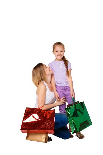Feliz Una Madre Y Su Hija Con Bolsas De Compras Actuales Foto De Stock
