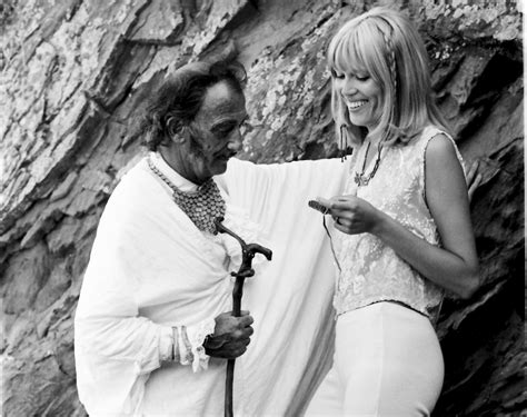 Amanda lear, pseudonimo di amanda tapp (saigon oppure hong kong, 1939), è una cantante, attrice, conduttrice televisiva, scrittrice, pittrice e modella francese naturalizzata britannica. Salvador Dali with his model and muse Amanda Lear [1969 ...