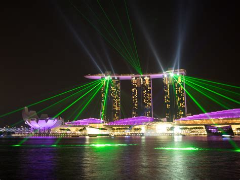무료 이미지 빛 다리 밤 도시 풍경 관람차 라이트 쇼 호텔 싱가포르 레이저 쇼 마리나 베이 샌즈 비 건축물
