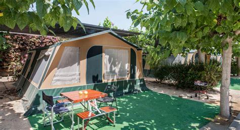 El faro de la ser es un programa único que cada noche gira sobre un tema distinto enriquecido con las opiniones, historias y anécdotas de los oyentes. Camping en Benidorm con Comanches - Camping Villasol