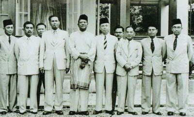 Penentangan meluas dari seluruh orang melayu menyebabkan british membatalkan perlembagaan malayan union dan menggantikannya dengan perlembagaan persekutuan tanah melayu 1948.rundingan antara penjajah british dengan. Merdeka 1957: Sejarah, Video & gambar - Malaysian Coin