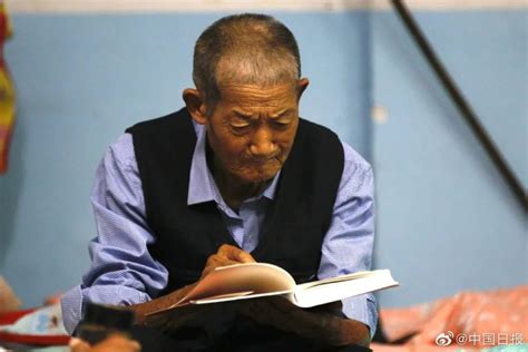 Photos Of 81 Year Old Chinese Man Reading Books At Relocation Site
