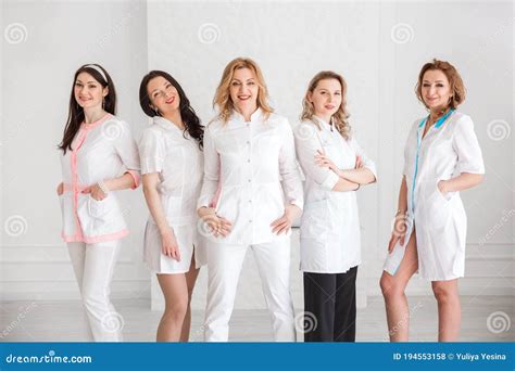 Um Grupo De Mulheres Bonitas E Felizes Enfermeiras Assistente De Laboratório De Uniforme Branco