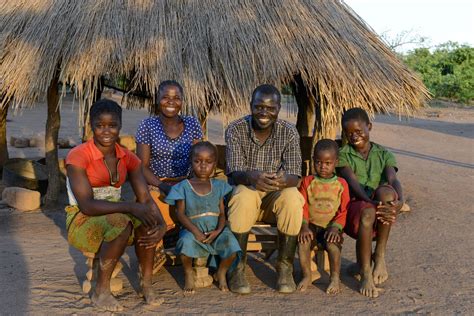 Ekvator afrikani teng ikkiga bo'lib turadi. Südliches Afrika: Reich an Bodenschätzen und doch arm ...
