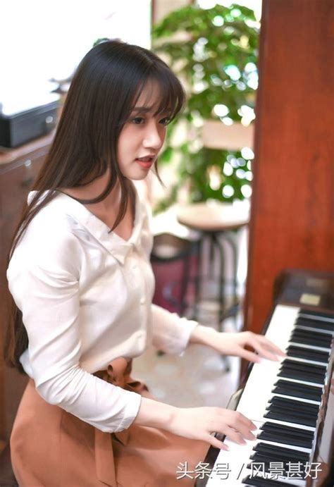 音樂少女彈得一手好鋼琴，氣質出眾落落大方 每日頭條