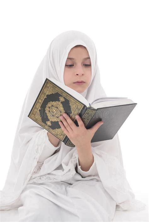 Jolie Fille Musulmane étudiant Livre Sacré De Quran Photo Stock Image