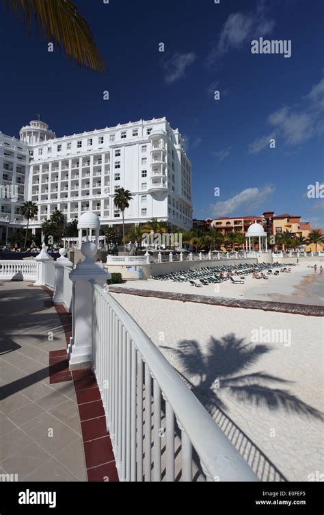 Hotel Zone In Cancun With The Riu Palace Las Americas Hotel In The