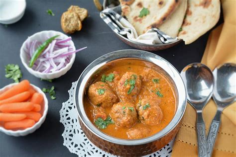 Learn how to cook kofta and pair it with rice and kachumbar salad. Chicken Keema kofta Curry