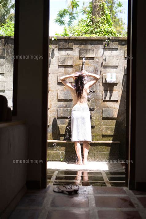 シャワーを浴びる女性の後姿[02346000070]｜ 写真素材・ストックフォト・画像・イラスト素材｜アマナイメージズ