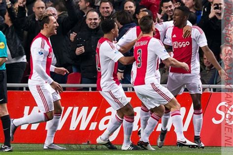 Squad, top scorers, yellow and red cards, goals scoring stats, current form. Fotoverslag Ajax-Vitesse - AjaxFanzone.NL