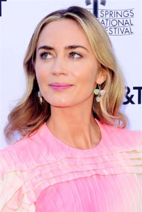 A Woman With Blonde Hair Wearing Pink And White Dress On The Red Carpet
