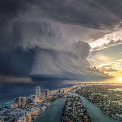 Wall clouds that rotate are a warning sign of very violent thunderstorms. Cumulonimbus clouds above Miami! 👀 | Nature photography, Clouds, Storm photography