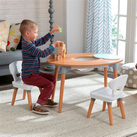 Los juegos de mesa son una opción perfecta para pasar el tiempo en familia ya que la mayoría requieren la participación de varios jugadores. Juego de mesa para niños y dos sillas - Decoiluzion