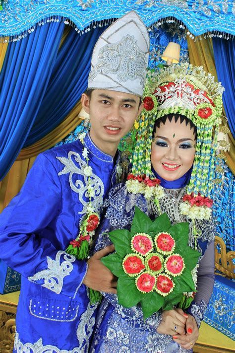 Perpaduan nuansa timur tengah dan negeri tirai bambu membawa pembauran yang unik. Mutiara Jiwa: wedding gaun pengantin adat banjar