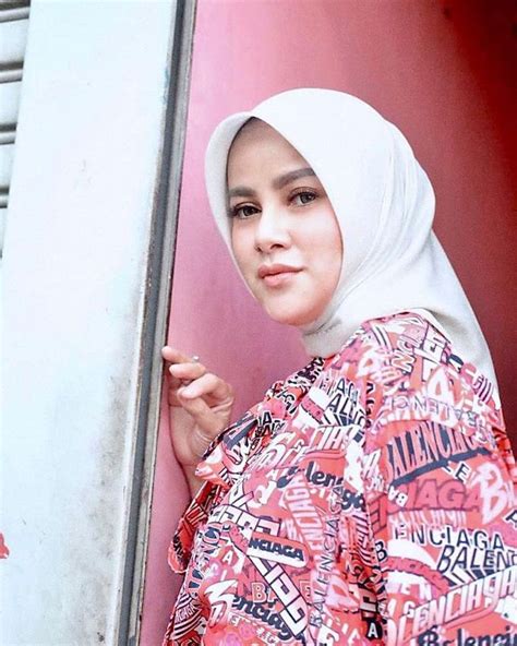 Olla Ramlan Unggah Foto Terbaru Dengan Gaya Hijab Stylish Busana Yang Dipakai Jadi Sorotan Stylo