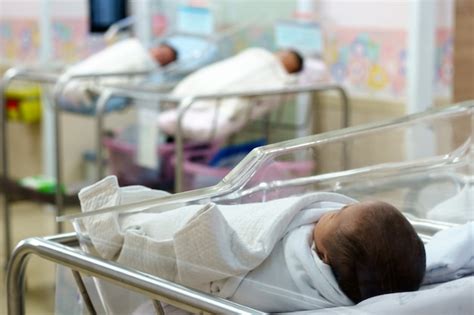 Bebé Recién Nacido En El Hospital Foto Premium