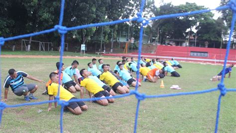 Berikut ini adalah pola pertahanan terhadap sevis dalam permainan bola voli. Contoh Soal Dan Jawaban Tentang Bola - Jawaban Buku