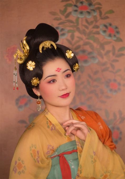 Hi everyone, today i'm wearing one of the most important dress in a woman's life: hanfugallery | Chinese makeup, Hanfu, Traditional fashion