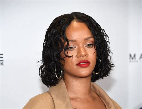 Rihannas Pencil Thin Eyebrows On British Vogue Generate Mixed Reactions