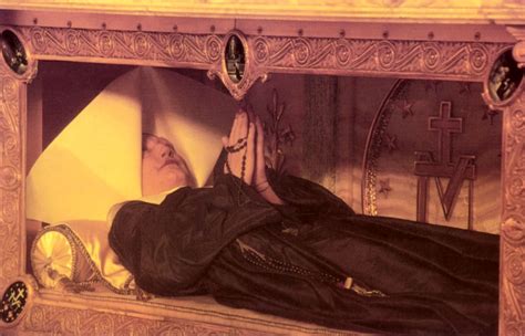 Il corpo incorrotto della santa nel monastero delle clarisse di bologna fu seppellita nella nuda terra, ma dopo diciotto giorni fu dissotterrata, intatta e profumata. IMMACULATE CONCEPTION