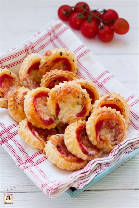 Ogni giorno troverai nuove ricette veloci e facili da preparare. Le PIZZETTE DI PASTA SFOGLIA sono dei rustici facili e ...