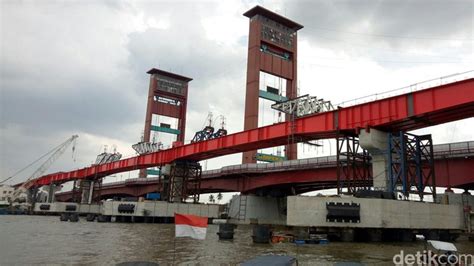 Ada rumah oksigen di surabaya, lihat apa saja fungsinya. Foto: LRT Berdampingan dengan Jembatan Ampera, Warga Bangga