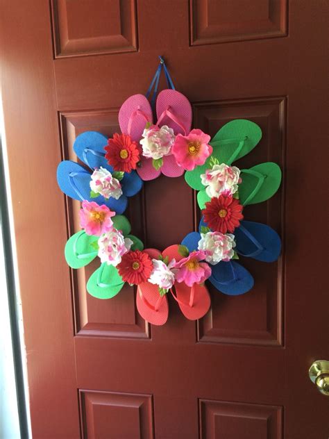 Make this easy peasy valentine's day wreath with the stylish little flowers at the bottom. My take on the dollar tree Flip flop wreath (With images ...