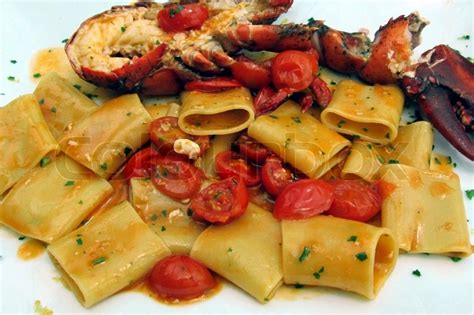 Astice con paccheri dai migliori blog di ricette di cucina italiani. Paccheri all'astice | Stock Photo | Colourbox