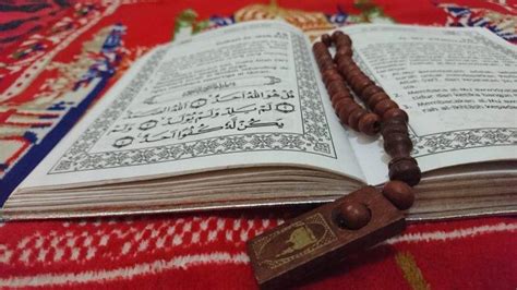 Surat ini berisikan sifat allâh azza wa jalla, orang yang mencintainya dicintai oleh allâh azza wa jalla. Surat Al Ikhlas Lengkap Arab Latin dan Artinya - Tribun Jateng