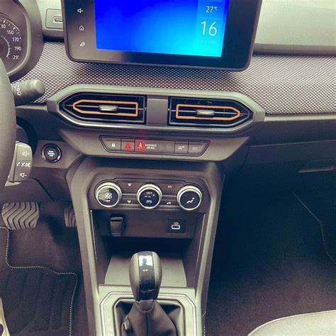 There's a new vehicle sales king in town and it has no interest in golf. Nowa Dacia Sandero Stepway. Kolejne zdjęcie wnętrza ...