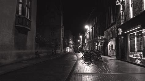 무료 이미지 빛 검정색과 흰색 도로 거리 밤 골목 도시 풍경 어둠 가로등 검은 단색화 레인 조명 하부