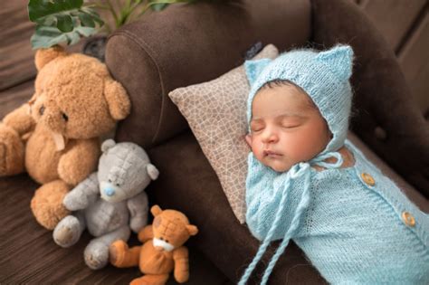 Maybe you would like to learn more about one of these? Baby boy bebé recién nacido durmiendo en pijamas de ganchillo azul en el sofá marrón rodeado de ...