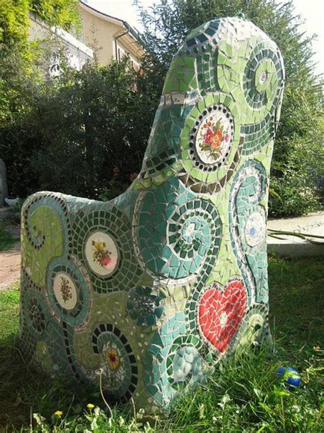 Es sind aber auch ein paar eine mosaikkugel passt wunderbar in den garten oder auf den balkon. Mosaik basteln - Stein-Mosaik im Garten | Mosaik, Diy ...