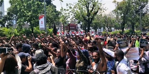 Aksi Demo Mahasiswa Papua Di Kantor Kemendagri Berjalan Ricuh