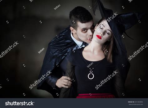 Male Vampire Kissing Witch Neck Stockfoto 331303955 Shutterstock
