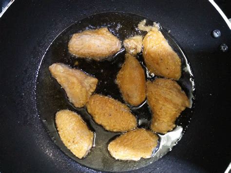 Tost çörəyi, yumurta, pomidor, xiyar, pizza pendiri, toyuq filesi. Resepi Ayam Goreng Pizza Hut - Surasmi N