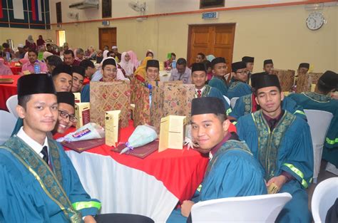 Walaupun hajat yang di hati ingin memiliki motosikal yang baru, tetapi jika ada motorsikal terpakai pun tidak apa, janji boleh digunakan untuk pergi ke sekolah? Majlis Graduasi dan Sirih Pulang ke Gagang