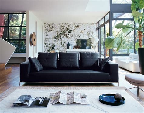 Decorating a large wall in living room. Black leather sofa | Interior Design Ideas.