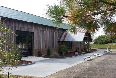 When it comes to throwing a barn wedding, you can go in tons of directions, because these spaces tend to be very versatile. Top Barn Wedding Venues | Iowa - Rustic Weddings