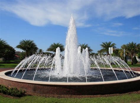 Sebuah kolam air mancur berbentuk lingkaran berdiameter 84 meter