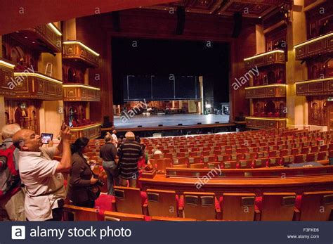 Cette méthode de fonctionnement messages.item_title sur pc fonctionne sous windows 7/8. Download this stock image: Auditorium and stage in the ...