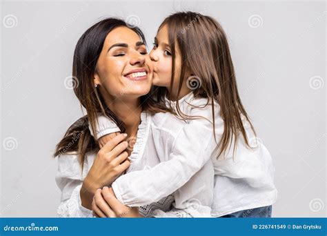 Retrato De Una Hija Besando A Su Madre Aislada De Fondo Blanco Imagen
