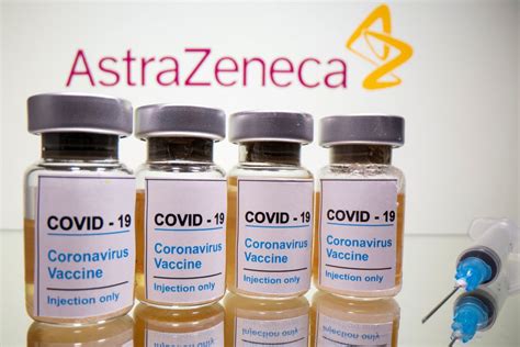 Vials of coronavirus vaccine displayed in front of astrazeneca logo. Sigue el boom de las farmacéuticas: AstraZeneca acuerda ...