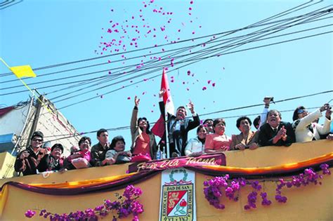 Fotos Miles Se Sumaron A La Procesión De La Bandera Peru Correo