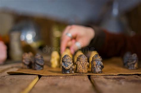 Dos Hombres Que Juegan Al Juego De Mesa Popular De La Estrategia Tafl