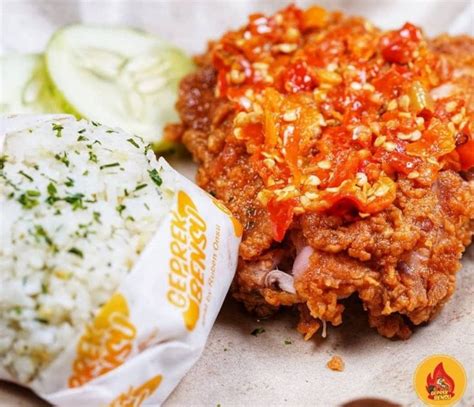 Jika pada awal kemunculannya, ayam geprek disajikan dengan sambal korek yang nampol pedasnya, kini makin banyak varian resep yang tersedia. Resep Sambal Embe Geprek Bensu / Geprek Bensu Empang ...